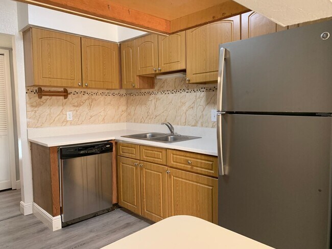 Building Photo - FOR RENT!!! SPACIOUS 3 BEDROOM 2 BATHROOM ...