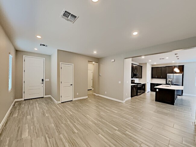 Foto del edificio - 416 S 202nd Ln