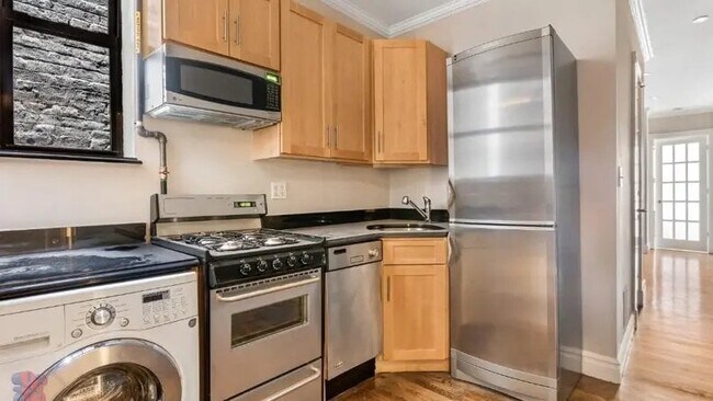 Building Photo - 221 E 23rd St