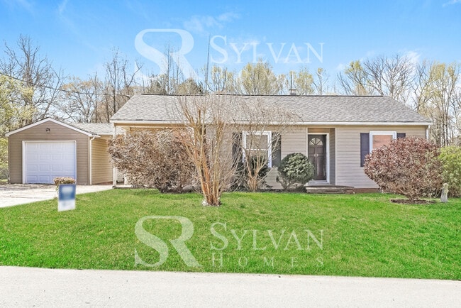 Foto del edificio - The living is easy in this 3 bedroom, 1.5 ...