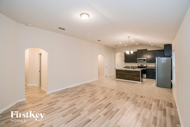 Foto del edificio - 11220 Revolutionary Wy