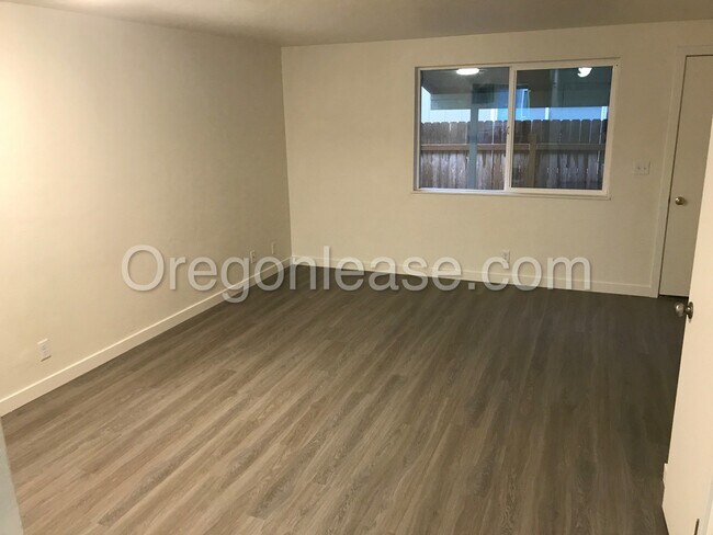 Building Photo - Two bedroom one bath townhouse in West Spr...