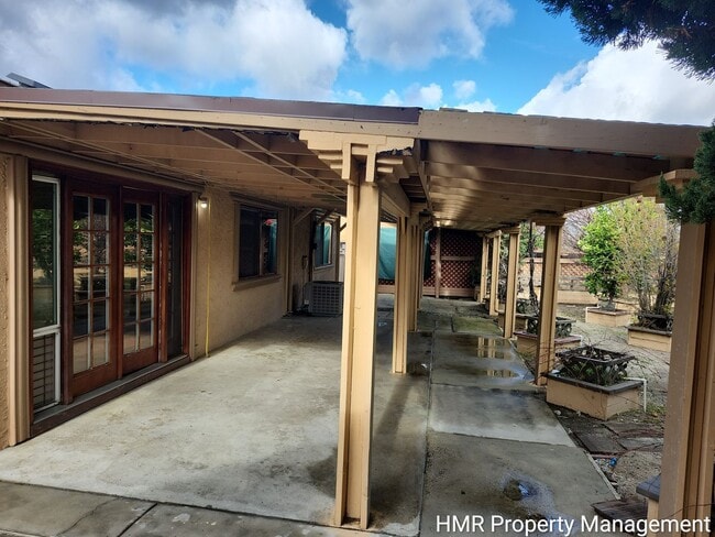 Building Photo - House on cul-de-sac with big back yard