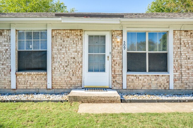 Foto del edificio - 509 Woodford Ln