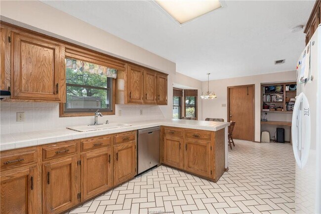 Foto del edificio - 3339 Greentree Cir
