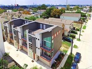 Building Photo - 5305 Darling St
