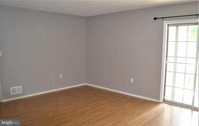 Building Photo - 7 Versailles Ct