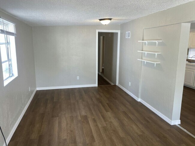 Foto del edificio - 1250 Lakeview Dr
