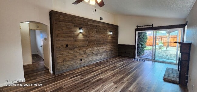 Building Photo - Beautiful & Unique 3 Bed 2 Bath Home w/Cus...
