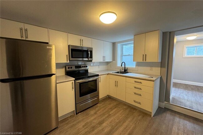 Photo du bâtiment - 2 Bed | 1 Bath – Basement Unit in Quiet Residential Duplex – All Inclusive – $1,575/month