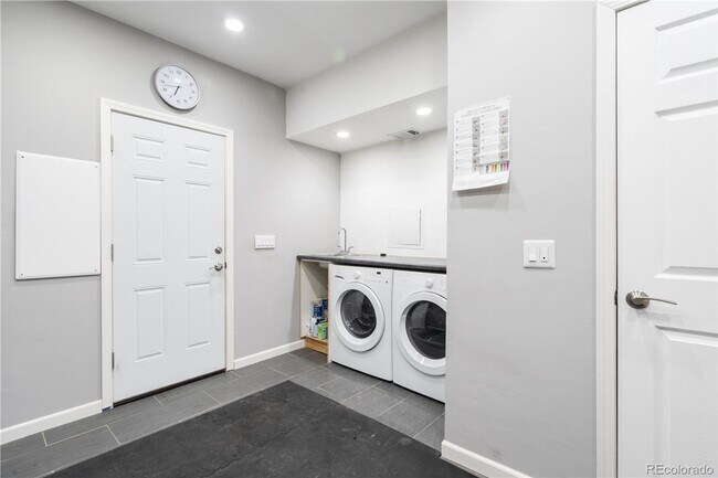 Building Photo - Beautiful Two Bedroom Two Bath Townhome in Indian Creek