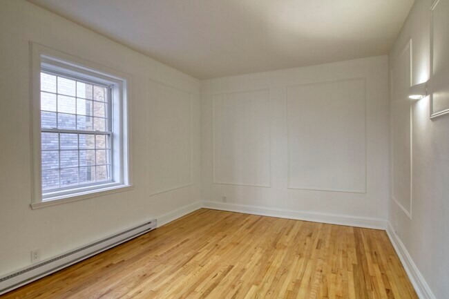Building Photo - 2060 Rue du Fort