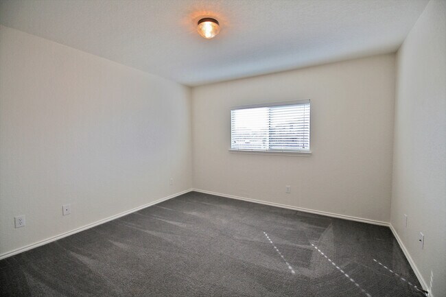 Foto del edificio - 3 BR HOME FEATURING AN ISLAND KITCHEN IN N...