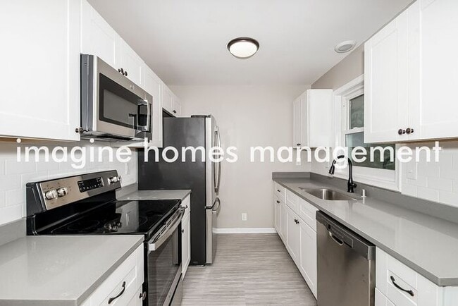 Building Photo - Pet-Friendly 4 Bedroom Home in Bloomington!