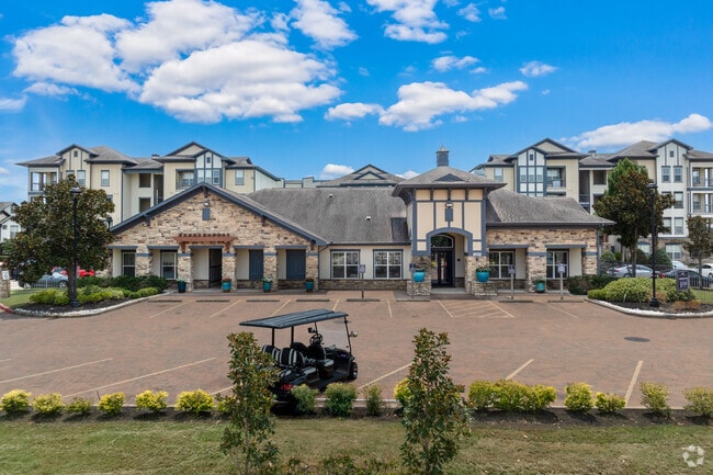 Entrada al edificio - Katy Ranch Apartments
