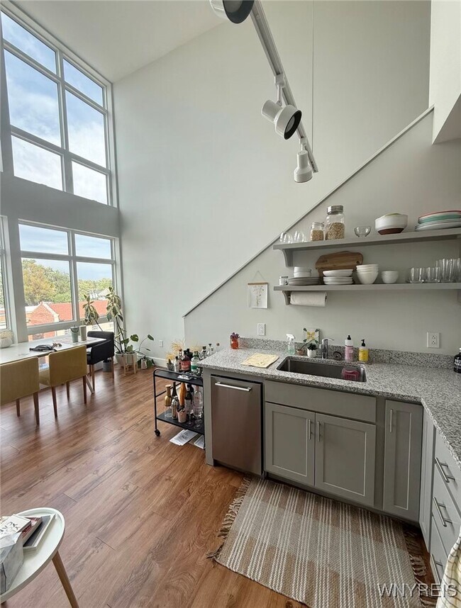 Foto del edificio - 1585 Hertel Ave