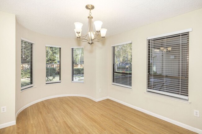 Building Photo - Well-Maintained 3 Bed, 2 Bath Condo- Strol...