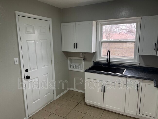 Building Photo - 632 SE Greystone Ave