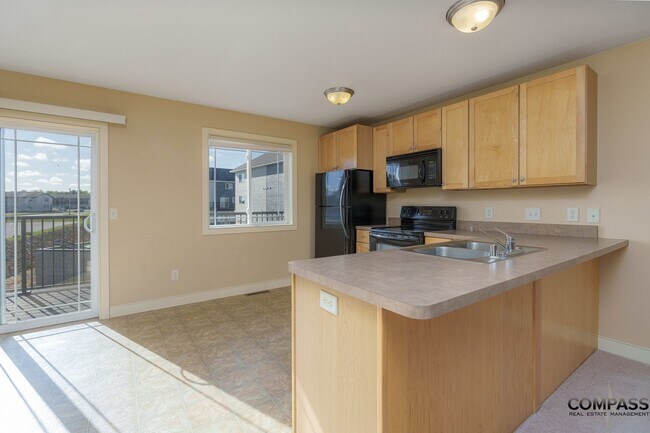 Foto del edificio - SPACIOUS TOWNHOME CONVENIENTLY LOCATED WITH IN-UNIT LAUNDRY