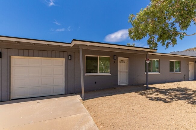 Building Photo - 2 Bedroom 1 Bathroom Condo with Garage in ...