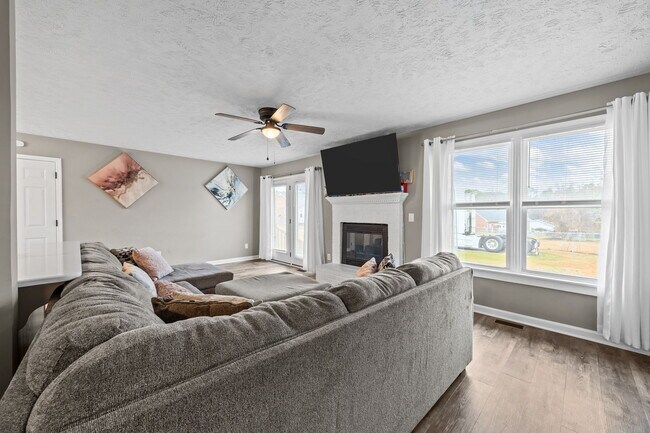 Foto del edificio - 38 Hallmark Dr