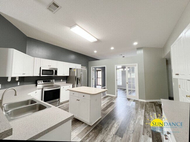 Foto del edificio - Energy-Efficient 4-Bedroom Home with Pool ...