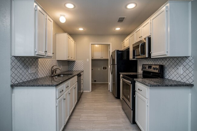 Foto del edificio - Wonderfully Updated Home in Outstanding Ne...