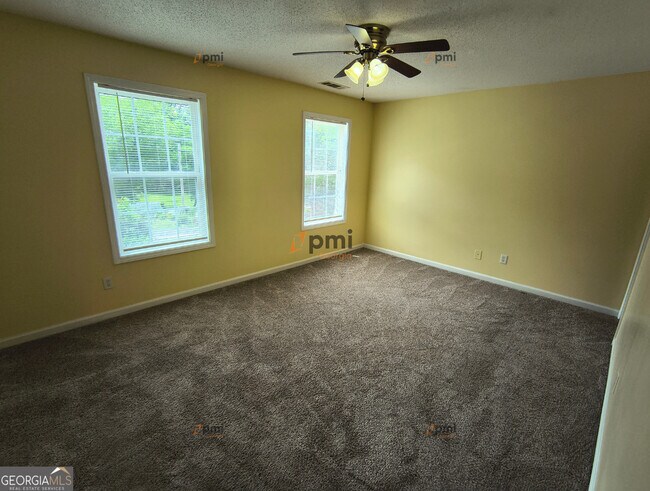 Foto del edificio - 8370 Hollis St
