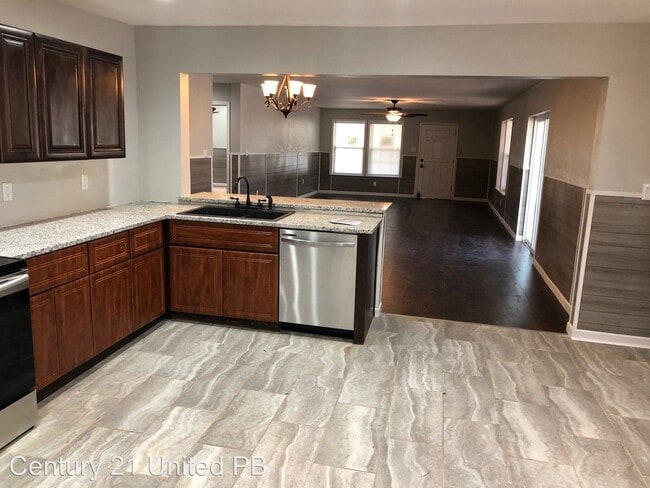Building Photo - 2 br, 2 bath House - 3216 Holiday Dr.