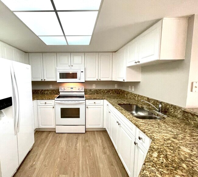 Building Photo - 700 Crestwood Ct S
