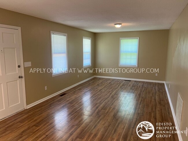Building Photo - Centrally Located Two Bedroom, One Bathroom Home