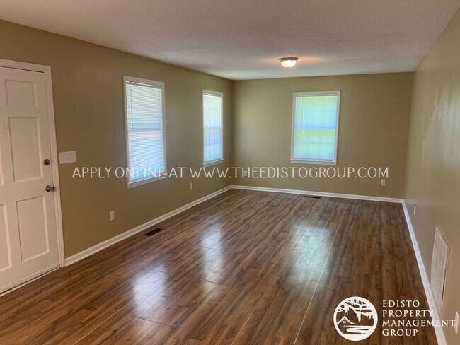 Foto del edificio - Centrally Located Two Bedroom, One Bathroom Home