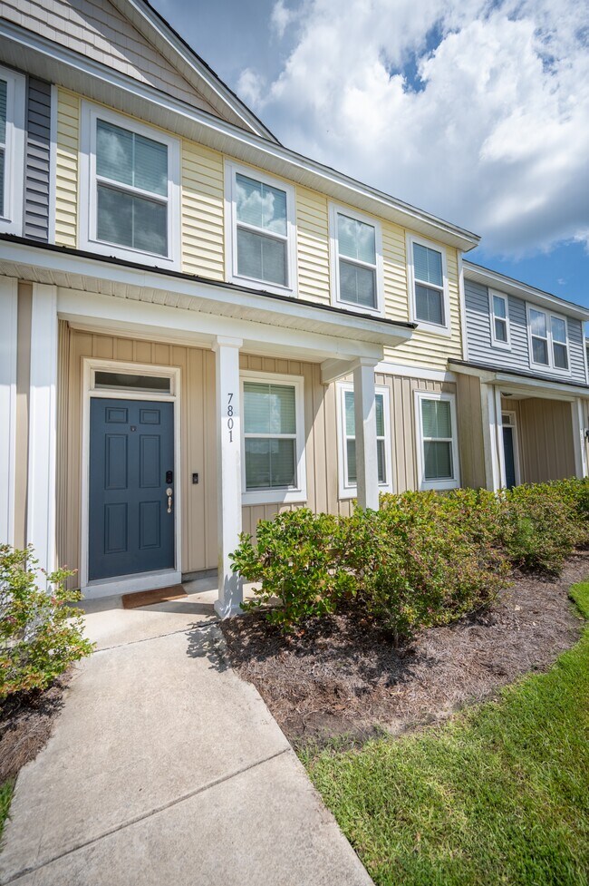 Foto del edificio - 7801 Montview Rd
