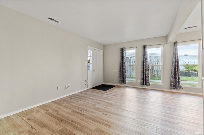Foto del edificio - 5124 Woodmark Dr