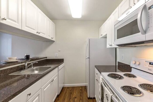 Building Photo - 4902 Hamilton Dr