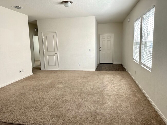 Building Photo - Open concept ranch