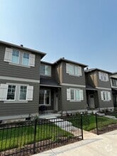 Building Photo - 3027 NE Red Jasper Pl