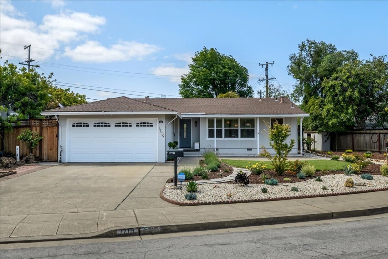 Primary Photo - Beautiful spacious 3 bed 2 bath in Belmont