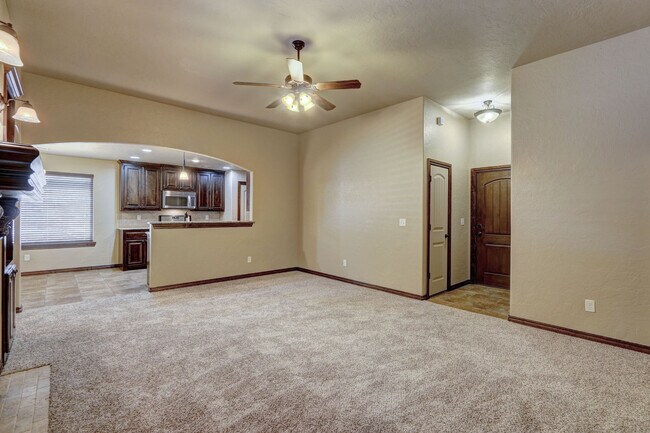 Building Photo - Available Mid-April in Moore!