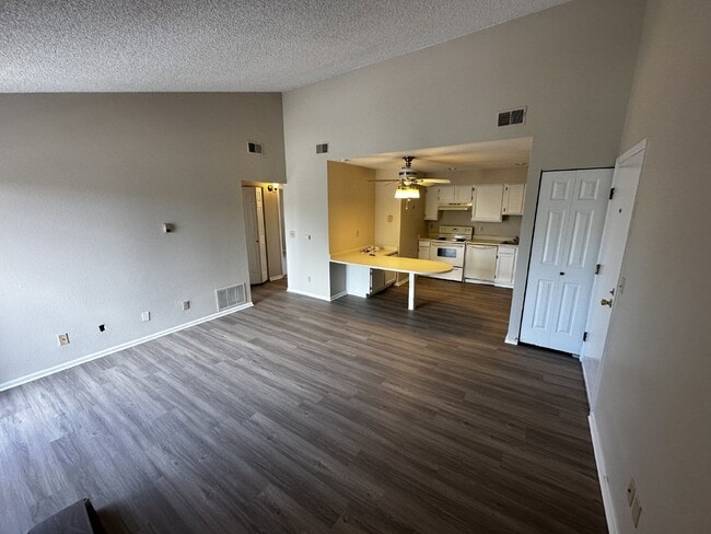 Building Photo - Charming Chestnut Condo!