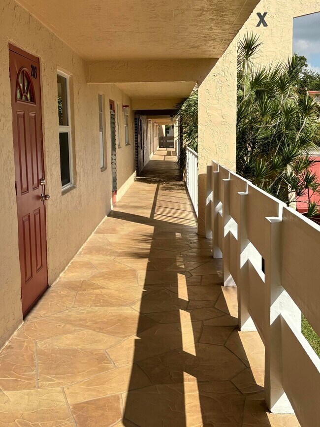 Building Photo - 1025 Country Club Dr
