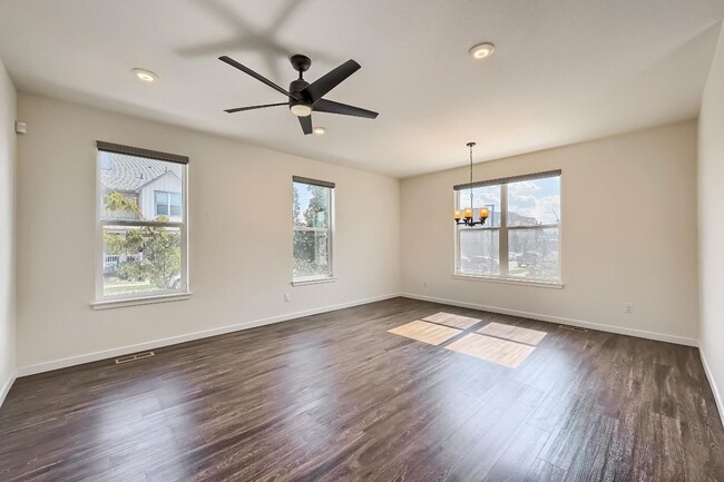 Building Photo - 3 Bedroom Townhome in Englewood