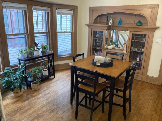 Foto del edificio - 2937 N Frederick Ave