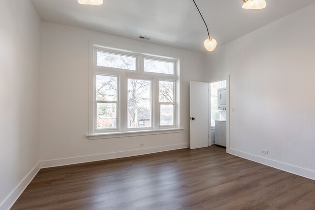 Building Photo - 3211 W Le Moyne St