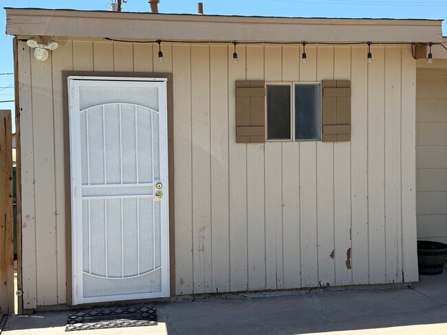 Building Photo - for rent studio in El Centro Ca