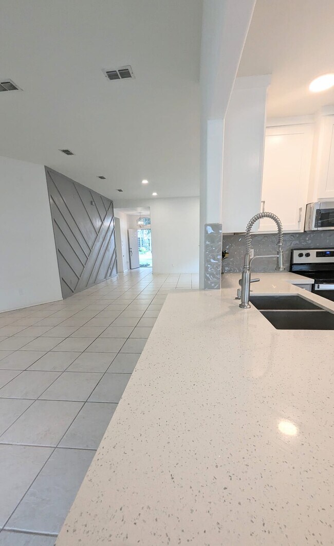 Building Photo - 3007 San Federico