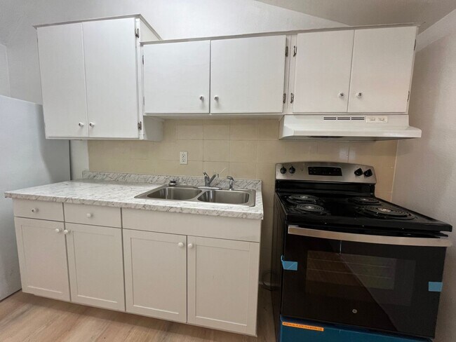 Building Photo - Cute 3 bedroom, 1 bath home with large fen...