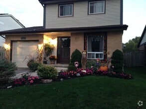 Building Photo - 713 Greenbriar Dr