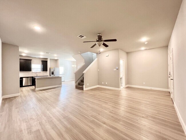 Foto del edificio - Modern Country Living Near I-35 – Stunning Duplex with Granite, Private Yard & Appliances Included!