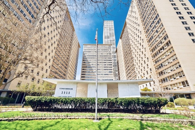 Building Photo - 3950 N Lake Shore Dr